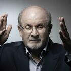 Lo scrittore Salman Rushdie aggredito ad un evento a New York