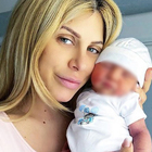 Paola Caruso mamma, ecco la prima foto social col figlio Michele: «La vita ha un senso»