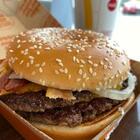 Sposi scelgono per il pranzo del matrimonio gli hamburger del McDonald's, gli ospiti: «Non ce l'aspettavamo»
