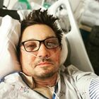 Jeremy Renner, la foto dal letto d'ospedale dopo l'incidente: «Sono messo male ma grazie per l'affetto»