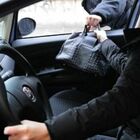 Roma, furti in scooter: sfonda i finestrini delle auto