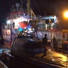 Sea Watch 3 urta la motovedetta della Finanza: il video della collisione in porto