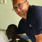 Sta bene Mohammed, il 13enne colpito dal fulmine: l'abbraccio con il medico che lo ha salvato