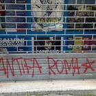 Simboli anarchici e scritte offensive sui muri della sede della Lega Fermo LE FOTO