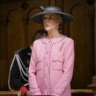 Carolina di Monaco Barbiecore, tailleur rosa e ampio cappello: la principessa incanta il web