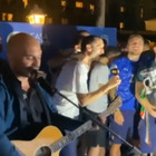 Festa Azzurra, la squadra canta 'Notti magiche' con Sangiorgi