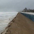 Lido di Venezia, la spiaggia non c'è più: alle Quattro fontane il mare arriva fino alle capanne Video
