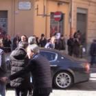 Il premier Conte a Napoli soccorre una signora caduta in strada