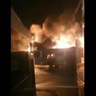 Roma, 30 bus prendono fuoco come torce: inferno nel deposito sulla Prenestina, video esclusivi