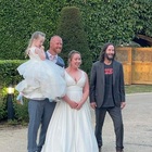 Keanu Reeves ospite a sorpresa al matrimonio di due sconosciuti. La sposa sotto choc