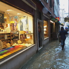 • Maxi acqua alta, commercianti svegli tra Venezia e Chioggia