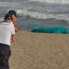 Muore annegato in mare a Ostia davanti agli amici. Inutili i soccorsi. Salvate altre due persone