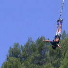 Spende 300 euro per il salto col bungee jumping, ha un malore e muore