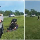 Il cane poliziotto attacca un afroamericano che si era già arreso: scoppia il caso, rischia anche l'agente VIDEO