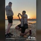 Proposta di matrimonio da sogno nello stesso momento: il video su TikTok commuove il web