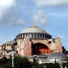 Turchia, la disfida di Santa Sofia: dopo 567 anni viene recitato il Corano. La protesta di Atene: «Basilica ortodossa trasformata in museo»