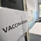Vaccini, papà no vax e mamma favorevole: il giudice dà ragione a lei. «Non vaccinare contro la Costituzione»