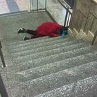 Roma, donna cade dalle scale mobili e rimane ferita alla Metro Anagnina: ambulanza arriva dopo oltre 3 ore