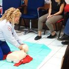 Cena tra amici, bimbo di 18 mesi ingoia plastica: salvato da una volontaria della Croce Rossa