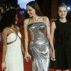 Angelina Jolie in look argento sul red carpet alla Festa del cinema di Roma con le figlie Zahara e Shiloh