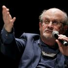 Rushdie, dal 1989 vittima di fatwa per i suoi «Versi satanici»: il verdetto e le 59 persone morte a causa del suo libro