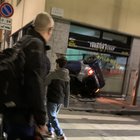 Milano, si ribalta con la Smart e finisce dentro un negozio di kebab: il conducente è morto sul colpo FOTO