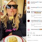 Chiara Ferragni a Roma, mangia gli spaghetti e il dettaglio non passa inosservato: «La carbonara come la pizza?»