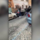 Roma, maxi rissa a Trastevere: calci e pugni tra ragazzi (senza mascherine)