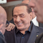 Berlusconi show: «I pensionati sardi mi portano via il Viagra». Poi il lapsus hot sui naturisti