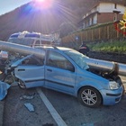 Incidente a Bergamo: Fiat Panda infilzata da un palo di ferro caduto dal camion, donna salva per miracolo FOTO