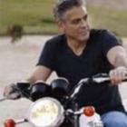 George Clooney ferito nell'incidente. Il medico: «Incredibile, voleva solo sapere quando poteva tornare sul set»