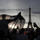 • Tafferugli sotto la Tout Eiffel, la polizia usa i lacrimogeni