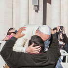 Papa Francesco riconosce un amico tra la folla e lo invita a salire sulla Papamobile