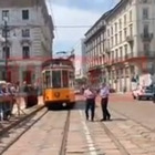 Carla Fracci, l'omaggio dei tranvieri: il tram passa davanti alla Scala scampanellando, come faceva il papà quando lei si allenava