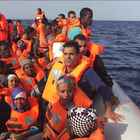 L'ong Open Arms salva 59 persone al largo della Libia e accusa l'Italia per i 100 morti del naufragio