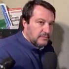 Salvini a Bologna suona al citofono di casa di un tunisino: «È vero che lei spaccia?». Il sindaco Merola: «Si vergogni»