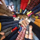 Oggi è la Giornata dei calzini spaiati: una festa per celebrare la diversità e il rispetto reciproco