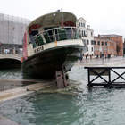 Venezia, risveglio con l'acqua alla gola. Peggio del previsto: marea già a 150 cm. Due morti a Pellestrina