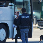 Roma, rimprovera una coppia perché senza mascherina: accoltellato sull'autobus