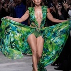 Jennifer Lopez sempre bellissima con lo stesso "jungle dress" di Versace dopo 19 anni