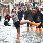 Acqua alta a Venezia, cala la marea: turisti a caccia di selfie nel dramma della città allagata