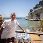 A casa di Franco Ricciardi: «Vivo in una nave ancorata alle periferie»