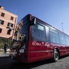 Roma, autista Atac aggredito sul bus da 8 ragazzi: preso 17enne