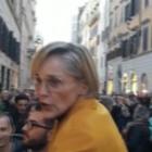 Sharon Stone a Roma: bagno di folla in via del Babuino