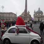 "Babbo Natale" gira per Roma su una 500: maresciallo dell'Aeronautica regala caramelle e sogni ai bimbi