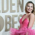 Golden Globes, Margot Robbie in rosa Armani: a quale Barbie è ispirato l'abito. Al film il primo premio blockbuster