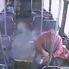 Usa, la sigaretta elettronica gli esplode in tasca sul bus: uomo ustionato