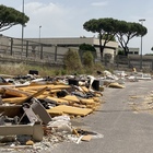Napoli, tonnellate di rifiuti a ridosso di scuola e campi coltivati a Ponticelli