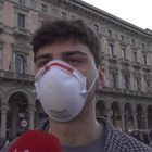 Coronavirus, a Milano spuntano le prime mascherine. «Proteggiamo noi e gli altri»