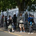 Covid, in Gran Bretagna scattano i lockdown localizzati per 2 milioni di persone: «Risposta ai troppi contagi»